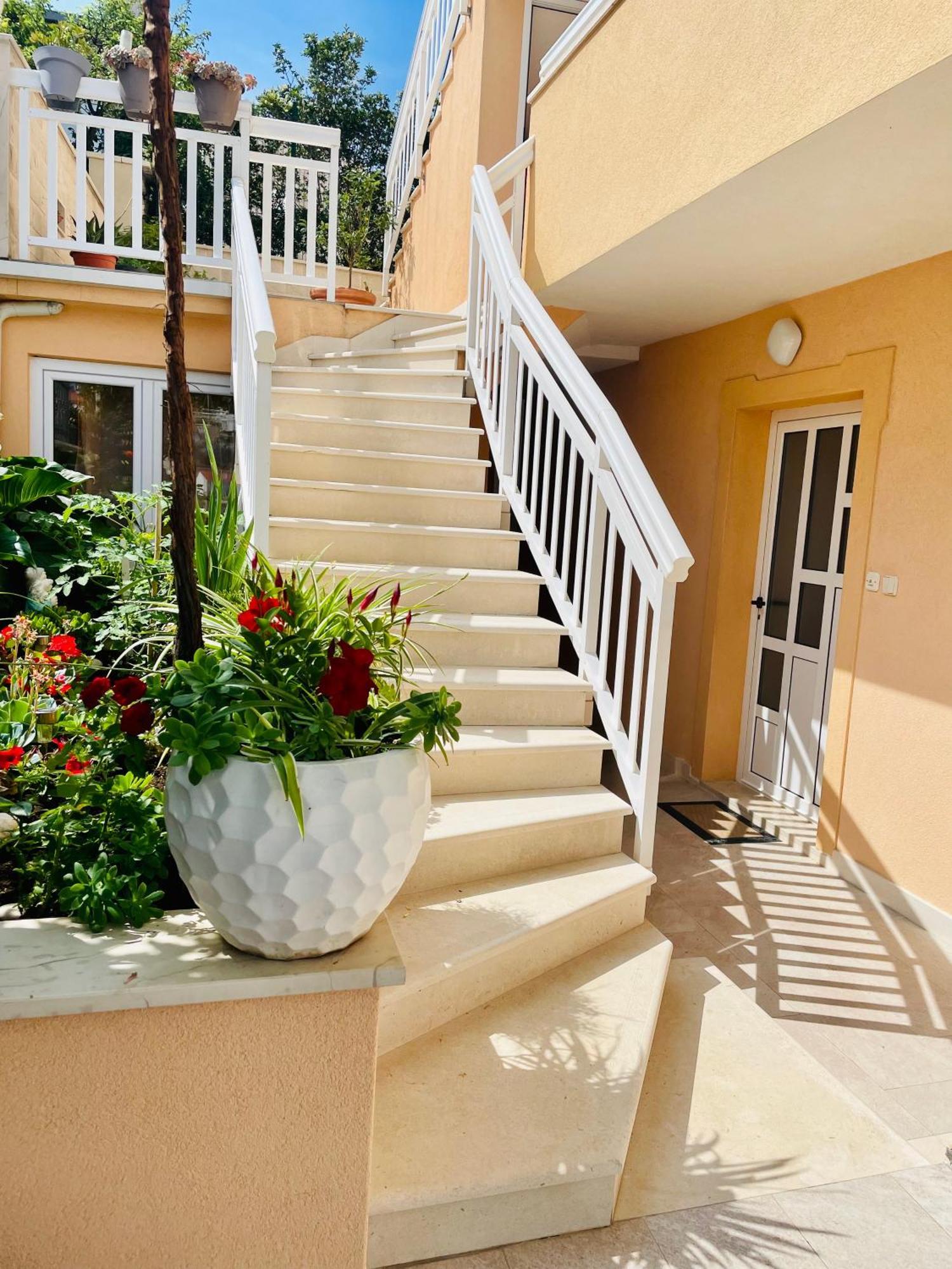 Apartments Sunny Elza Хвар Экстерьер фото
